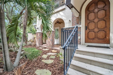 Townhouse in Saint Petersburg, Florida 4 bedrooms, 488.85 sq.m. № 2396203 - photo 21