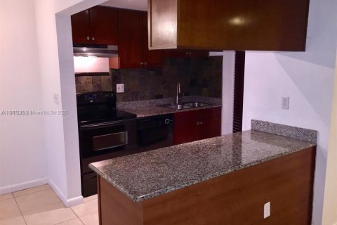 Снять в аренду кондоминиум в Пайнкрест, Флорида 1 спальня, 67.35м2, № 1963880 - фото 3