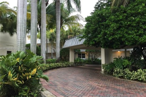 Снять в аренду кондоминиум в Пайнкрест, Флорида 1 спальня, 67.35м2, № 1963880 - фото 1