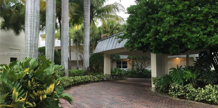 Кондоминиум с 1 спальней в Пайнкрест, Флорида № 1963880