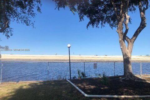 Condo in Miami, Florida, 2 bedrooms  № 2001940