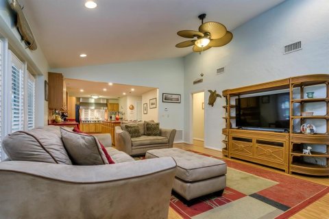 House in Lake Panasoffkee, Florida 4 bedrooms, 392.33 sq.m. № 1527266 - photo 9