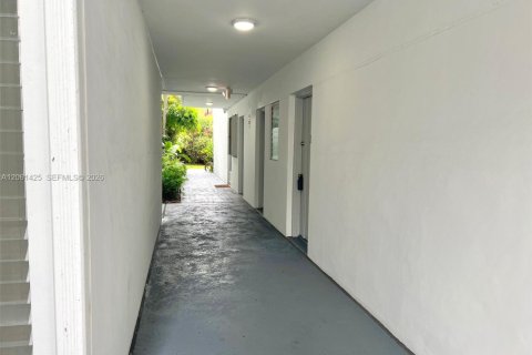 Condo in Miami, Florida, 1 bedroom № 2185187 - photo 12