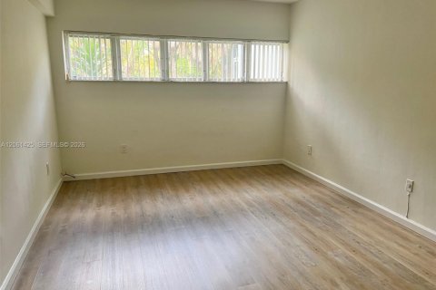 Condo in Miami, Florida, 1 bedroom № 2185187 - photo 6
