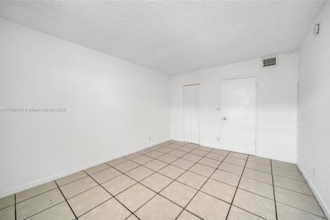 Condo in Miami, Florida, 1 bedroom  № 1692561 - photo 9