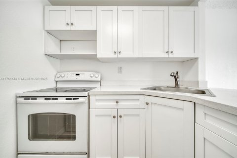 Condo in Miami, Florida, 1 bedroom  № 1692561 - photo 2