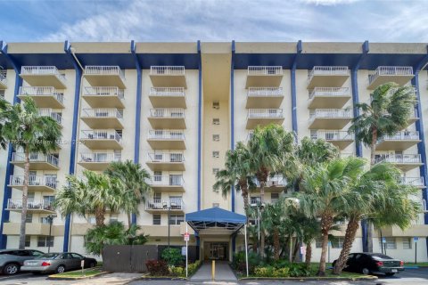 Condo in Miami, Florida, 1 bedroom  № 1692561 - photo 18