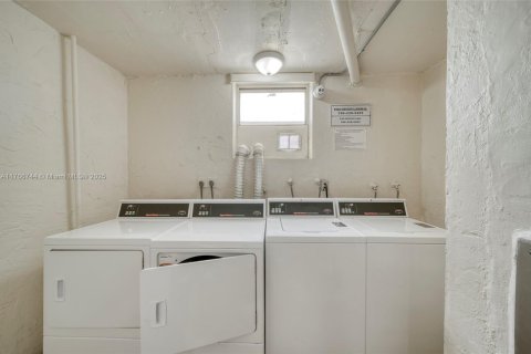 Condo in Miami, Florida, 1 bedroom  № 1692561 - photo 13