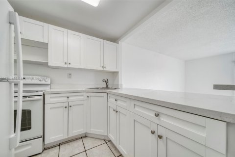 Condo in Miami, Florida, 1 bedroom  № 1692561 - photo 1
