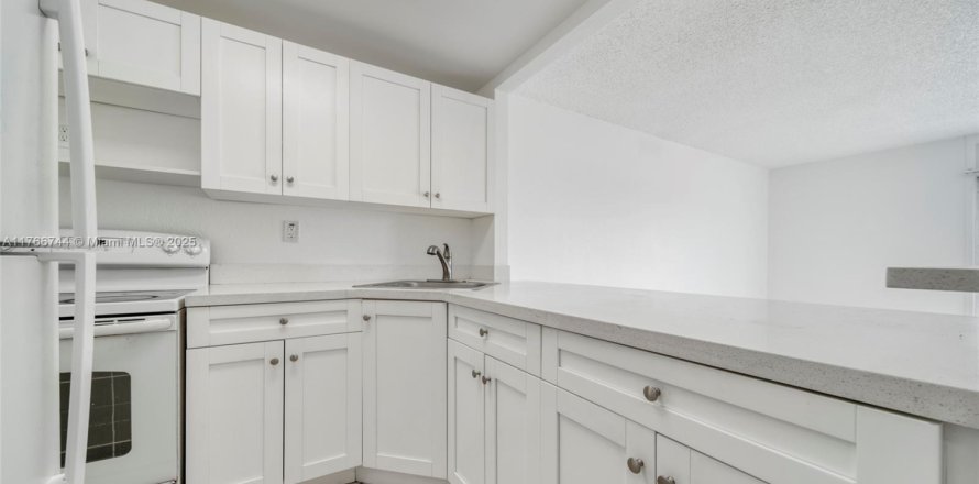 Condo in Miami, Florida, 1 bedroom № 1692561