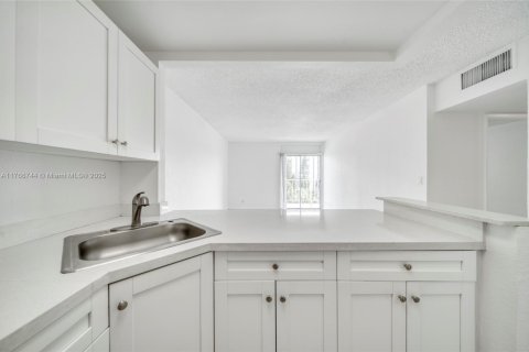 Condo in Miami, Florida, 1 bedroom  № 1692561 - photo 3