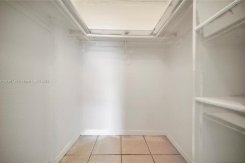 Condo in Miami, Florida, 1 bedroom  № 1692561 - photo 14