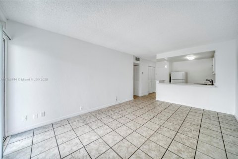Condo in Miami, Florida, 1 bedroom  № 1692561 - photo 7