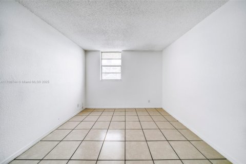 Condo in Miami, Florida, 1 bedroom  № 1692561 - photo 10