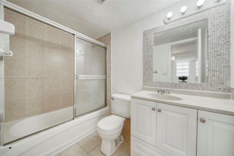 Condo in Miami, Florida, 1 bedroom  № 1692561 - photo 11