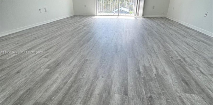 Estudio en el Condominio en North Miami, Florida  № 1987844