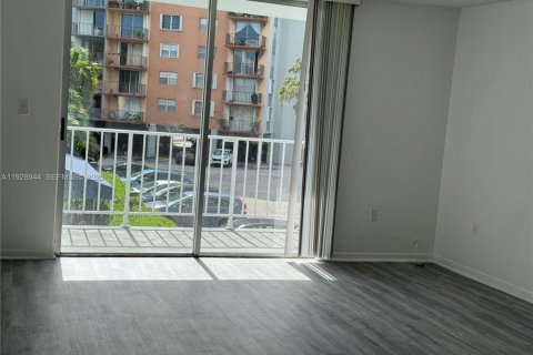 Condominio en alquiler en North Miami, Florida, 53.51 m2 № 1987844 - foto 2