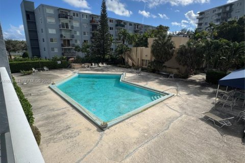 Condominio en alquiler en North Miami, Florida, 53.51 m2 № 1987844 - foto 11