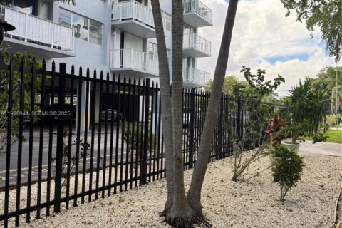 Condominio en alquiler en North Miami, Florida, 53.51 m2 № 1987844 - foto 12