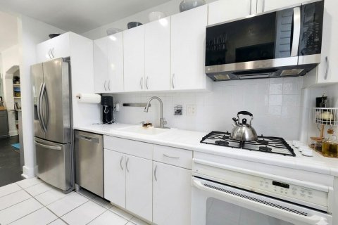 Condo in Miami Beach, Florida, 2 bedrooms № 2189677 - photo 3