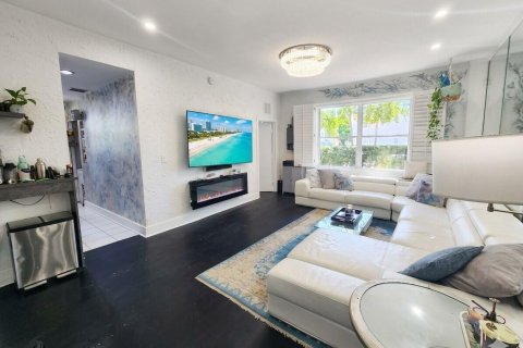 Condo in Miami Beach, Florida, 2 bedrooms № 2189677 - photo 8
