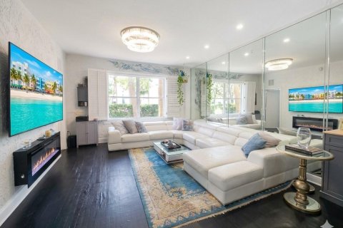 Condo in Miami Beach, Florida, 2 bedrooms № 2189677 - photo 2