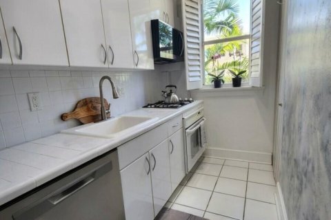 Condo in Miami Beach, Florida, 2 bedrooms № 2189677 - photo 17