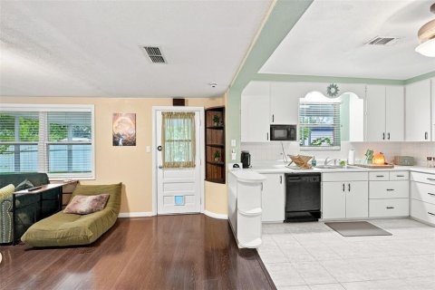 Villa ou maison à vendre à Tampa, Floride: 2 chambres, 120.96 m2 № 2356711 - photo 17