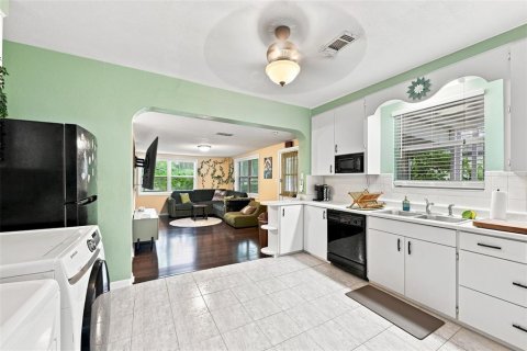 Villa ou maison à vendre à Tampa, Floride: 2 chambres, 120.96 m2 № 2356711 - photo 12