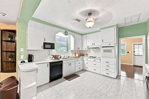 Villa ou maison à vendre à Tampa, Floride: 2 chambres, 120.96 m2 № 2356711 - photo 13