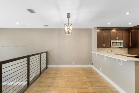 Adosado en alquiler en Fort Lauderdale, Florida, 3 dormitorios, 179.3 m2 № 1922024 - foto 11