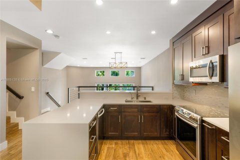 Adosado en alquiler en Fort Lauderdale, Florida, 3 dormitorios, 179.3 m2 № 1922024 - foto 9