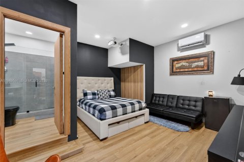 House in Miami, Florida 6 bedrooms, 240.34 sq.m. № 2062472 - photo 13