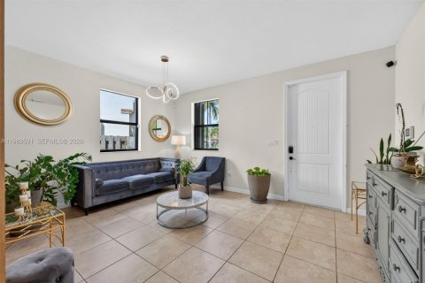 House in Miami, Florida 6 bedrooms, 240.34 sq.m. № 2062472 - photo 10