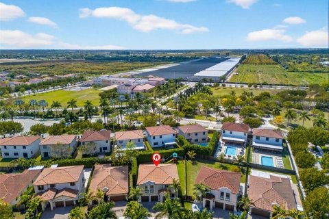 House in Miami, Florida 6 bedrooms, 240.34 sq.m. № 2062472 - photo 7