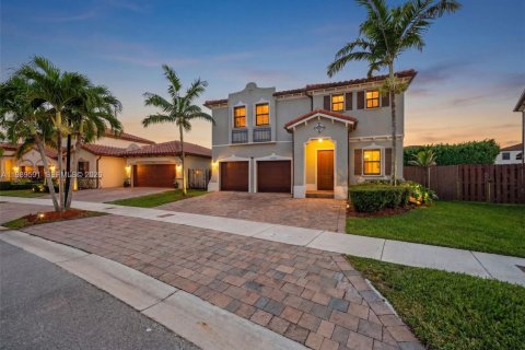House in Miami, Florida 6 bedrooms, 240.34 sq.m. № 2062472 - photo 1