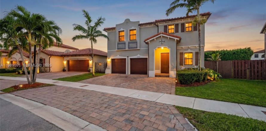 House in Miami, Florida 6 bedrooms, 240.34 sq.m. № 2062472