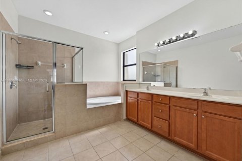 House in Miami, Florida 6 bedrooms, 240.34 sq.m. № 2062472 - photo 25