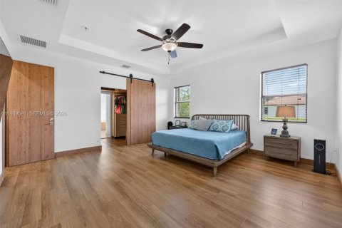 House in Miami, Florida 6 bedrooms, 240.34 sq.m. № 2062472 - photo 24