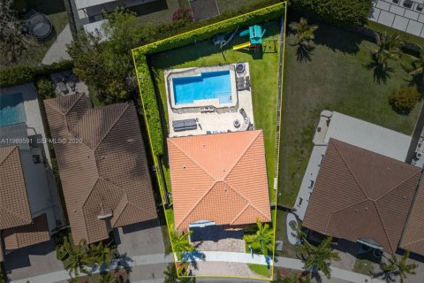 House in Miami, Florida 6 bedrooms, 240.34 sq.m. № 2062472 - photo 5