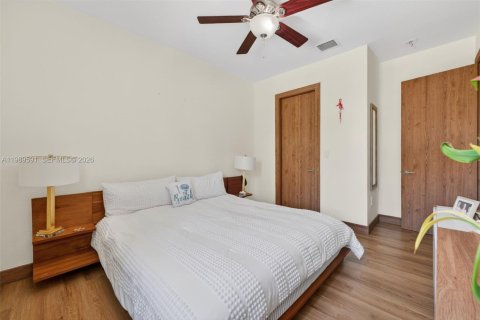 House in Miami, Florida 6 bedrooms, 240.34 sq.m. № 2062472 - photo 16