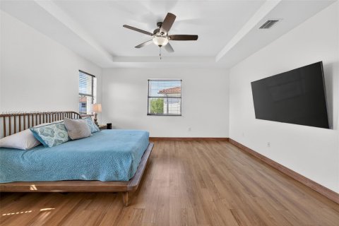 House in Miami, Florida 6 bedrooms, 240.34 sq.m. № 2062472 - photo 23