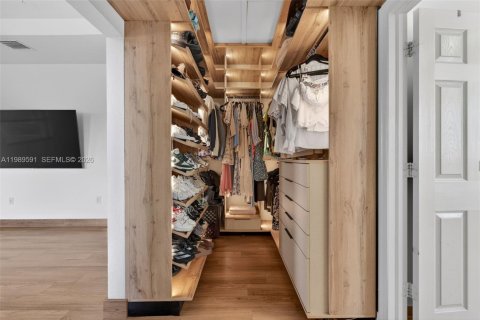 House in Miami, Florida 6 bedrooms, 240.34 sq.m. № 2062472 - photo 20