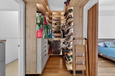 House in Miami, Florida 6 bedrooms, 240.34 sq.m. № 2062472 - photo 19