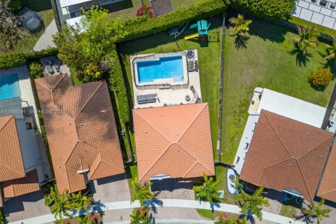 House in Miami, Florida 6 bedrooms, 240.34 sq.m. № 2062472 - photo 6