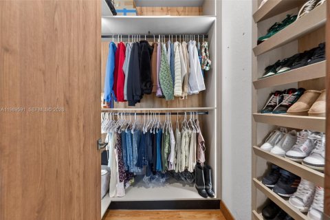 House in Miami, Florida 6 bedrooms, 240.34 sq.m. № 2062472 - photo 17