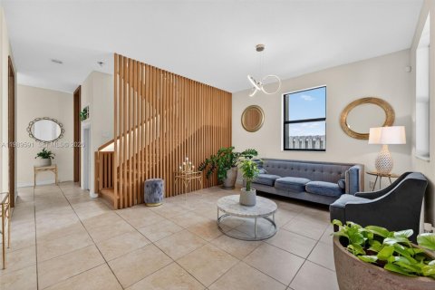 House in Miami, Florida 6 bedrooms, 240.34 sq.m. № 2062472 - photo 9