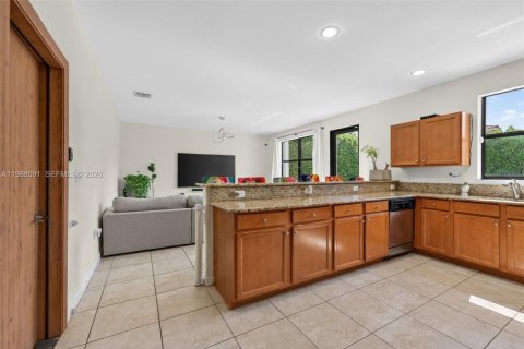 House in Miami, Florida 6 bedrooms, 240.34 sq.m. № 2062472 - photo 26