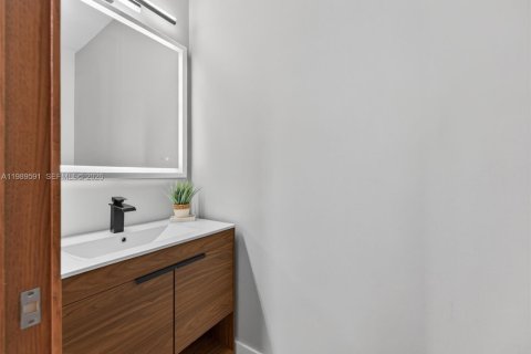 House in Miami, Florida 6 bedrooms, 240.34 sq.m. № 2062472 - photo 11