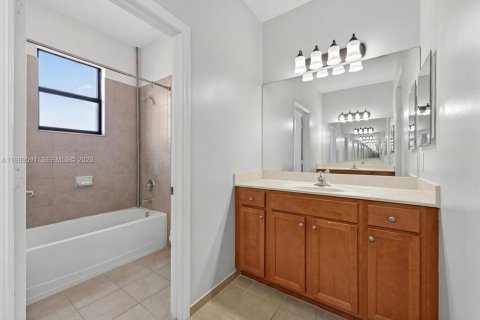 House in Miami, Florida 6 bedrooms, 240.34 sq.m. № 2062472 - photo 30